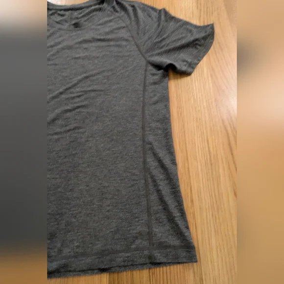 Lululemon Protean Men's Active Short  T-shirt Tee Size S Dark Gray Performance - Picture 3 of 8